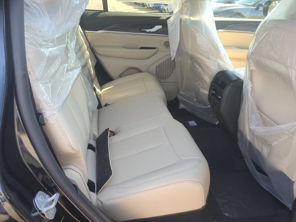 2027 Jeep Grand Cherokee GRAND CHEROKEE LIMITED 4X4