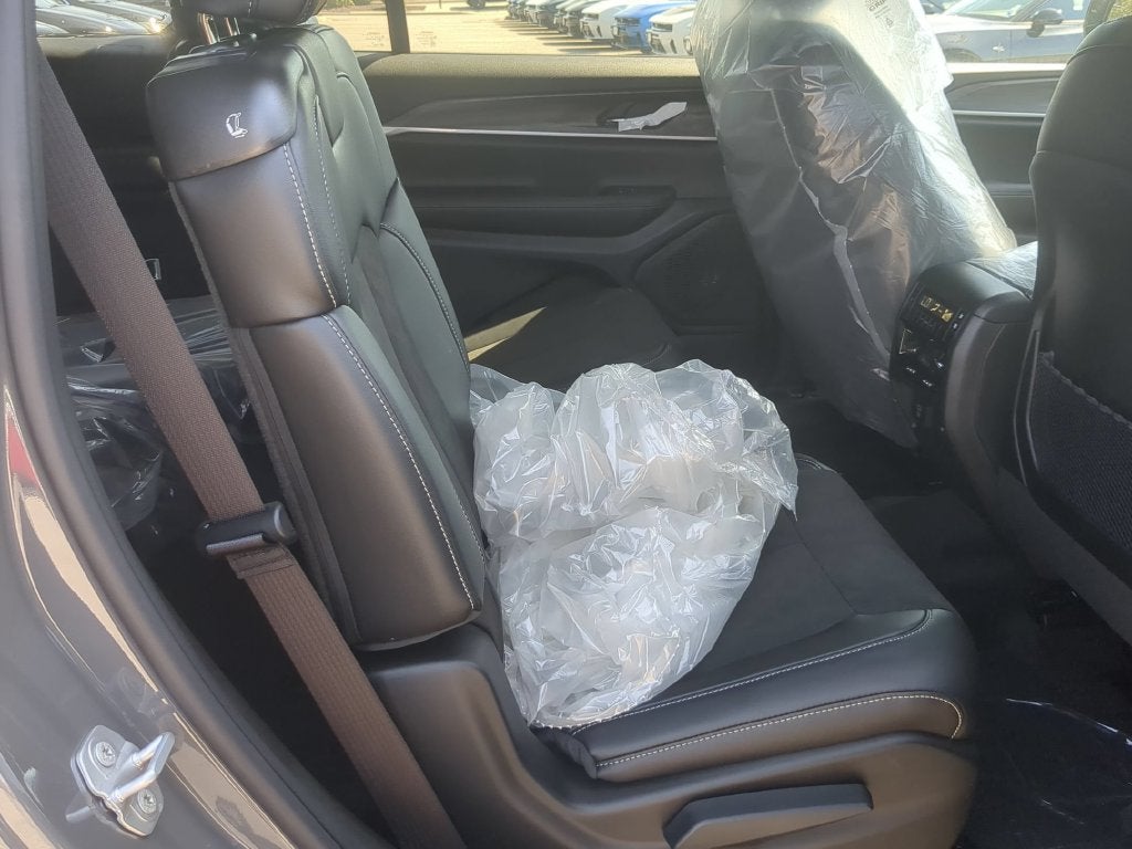 2027 Jeep Grand Cherokee L GRAND CHEROKEE L LAREDO ALTITUDE 4X4