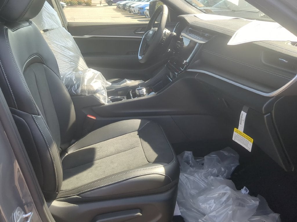 2027 Jeep Grand Cherokee L GRAND CHEROKEE L LAREDO ALTITUDE 4X4