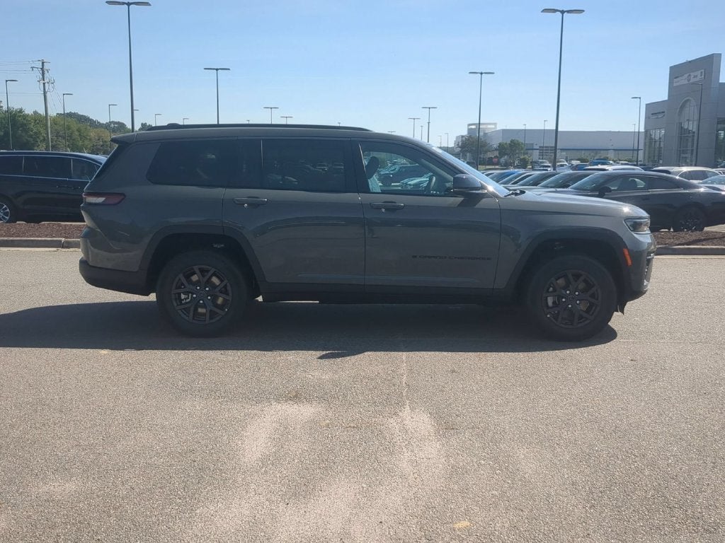 2027 Jeep Grand Cherokee L GRAND CHEROKEE L LAREDO ALTITUDE 4X4