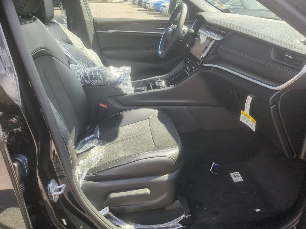 2027 Jeep Grand Cherokee L GRAND CHEROKEE L LAREDO ALTITUDE 4X4
