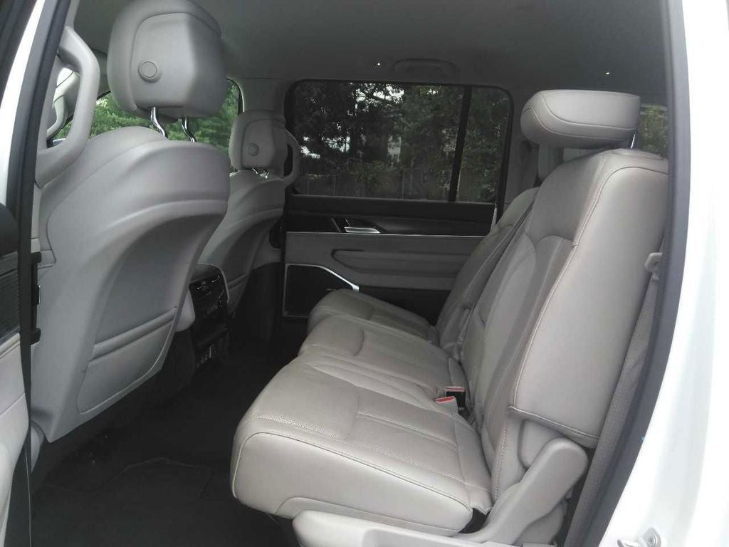 2024 Jeep Wagoneer L Series II 4x2