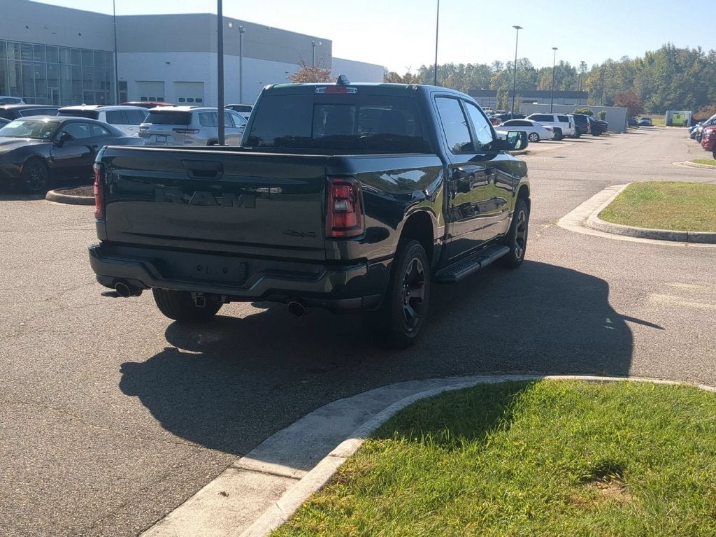 2027 RAM Ram 1500 RAM 1500 EXPRESS CREW CAB 4X4 5'7' BOX