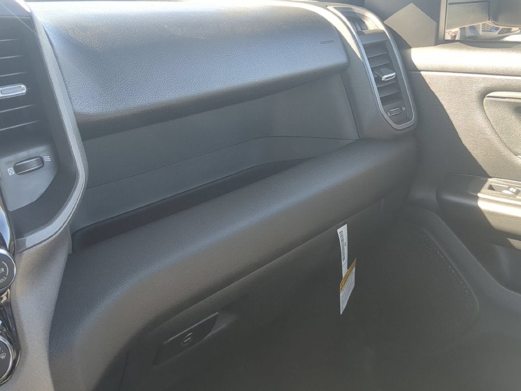 2027 RAM Ram 1500 RAM 1500 EXPRESS CREW CAB 4X4 5'7' BOX