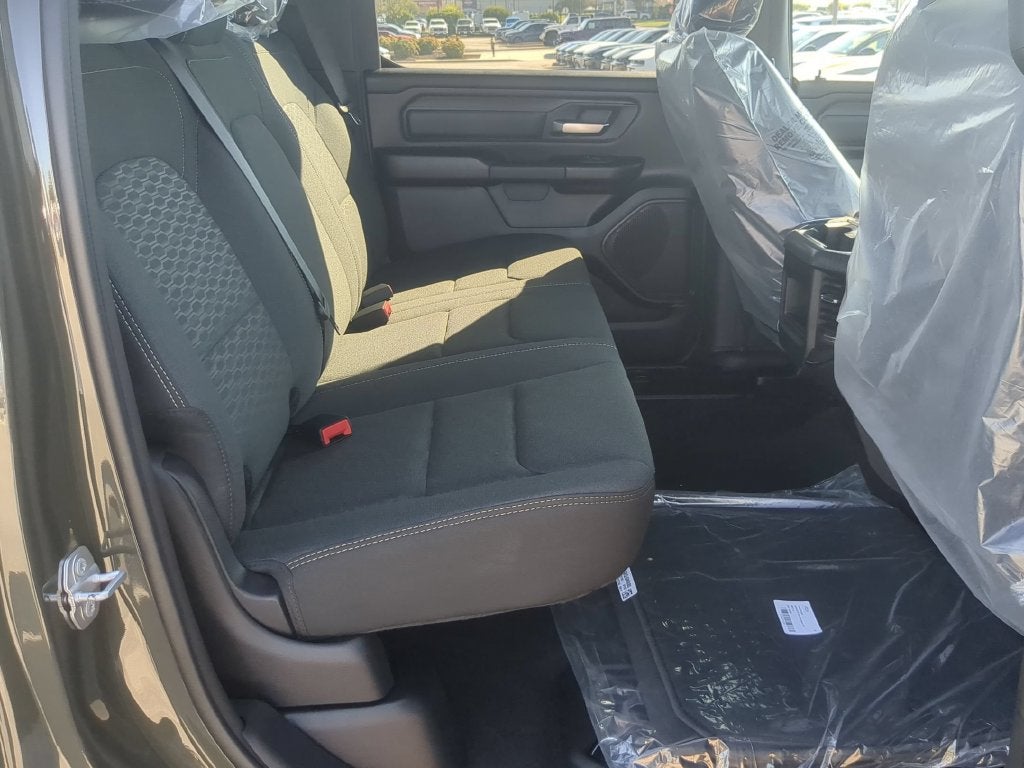 2027 RAM Ram 1500 RAM 1500 EXPRESS CREW CAB 4X4 5'7' BOX