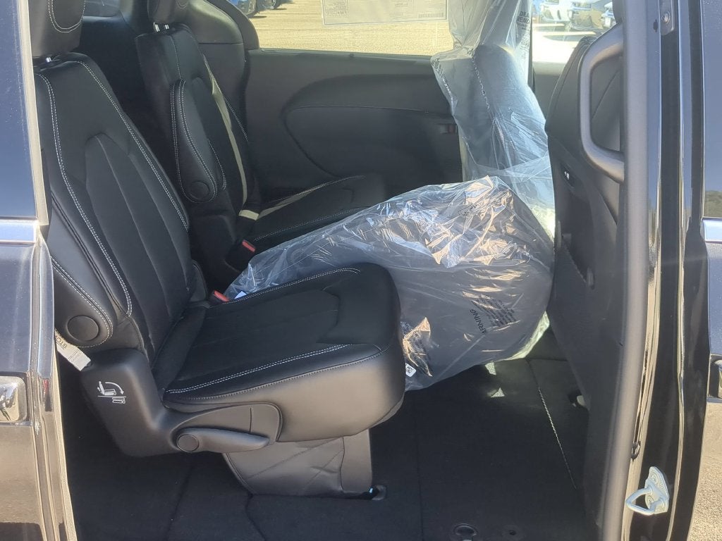 2027 Chrysler Pacifica PACIFICA SELECT