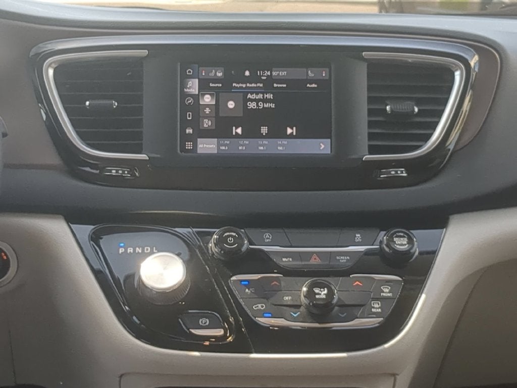2023 Chrysler Voyager LX