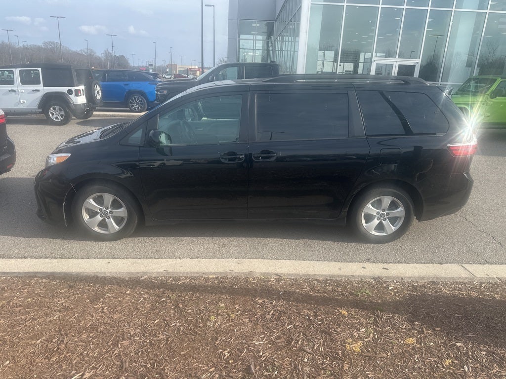 2018 Toyota Sienna LE 8 Passenger