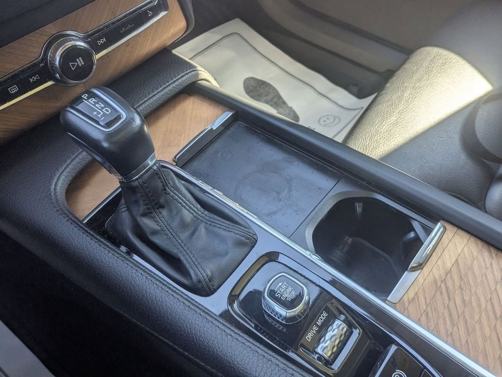 2021 Volvo XC90 T6 Momentum 7 Passenger